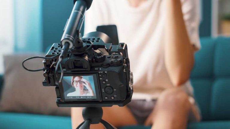 primer plano grabando para ganar dinero con youtube