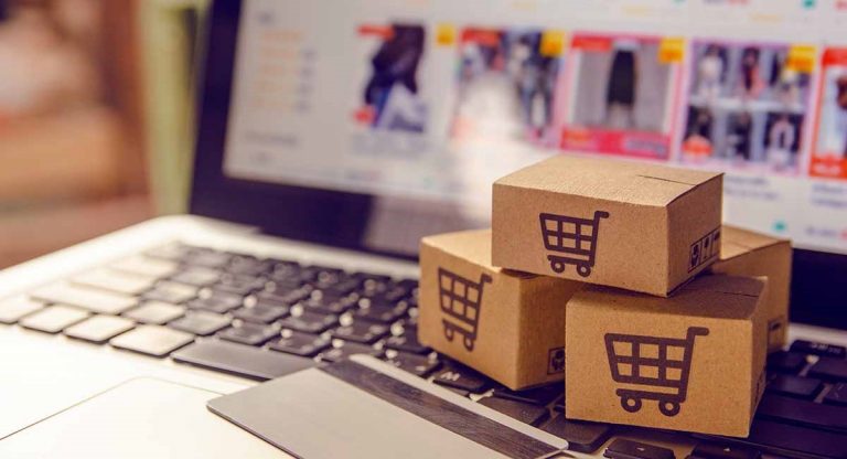 Cajas sobre el ordenador para montar tienda online