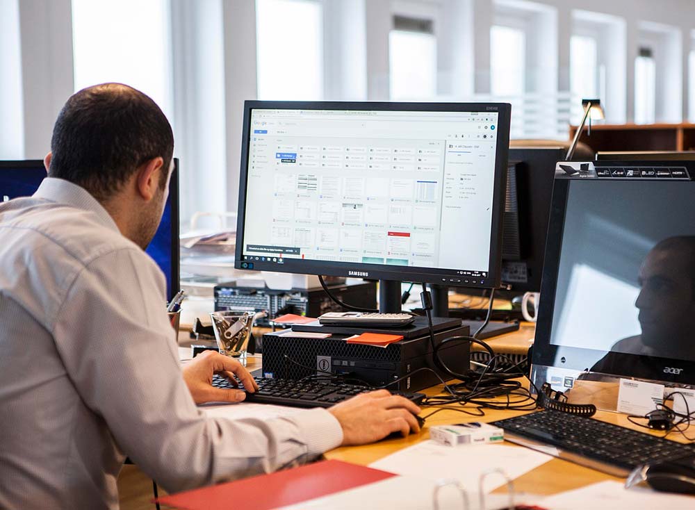 Hombre trabajando con Programa CRM y firma digital