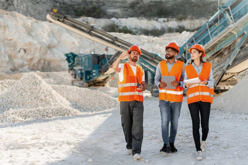 Prevención en la construcción, trabajadores bien uniformados y protegidos